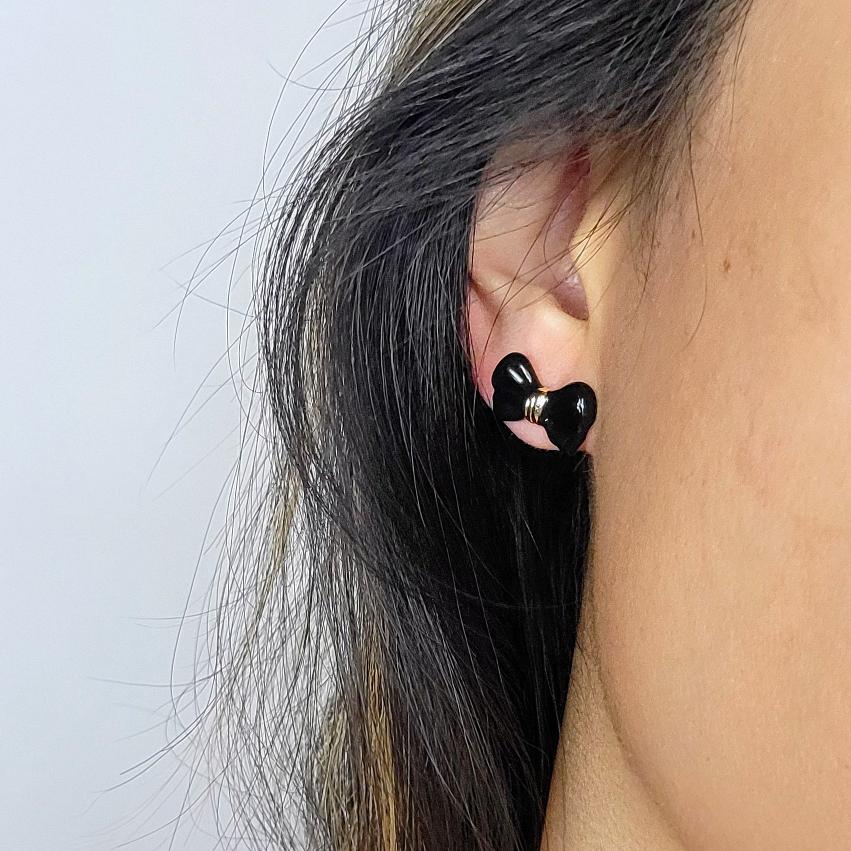 BOW EARRING in Black