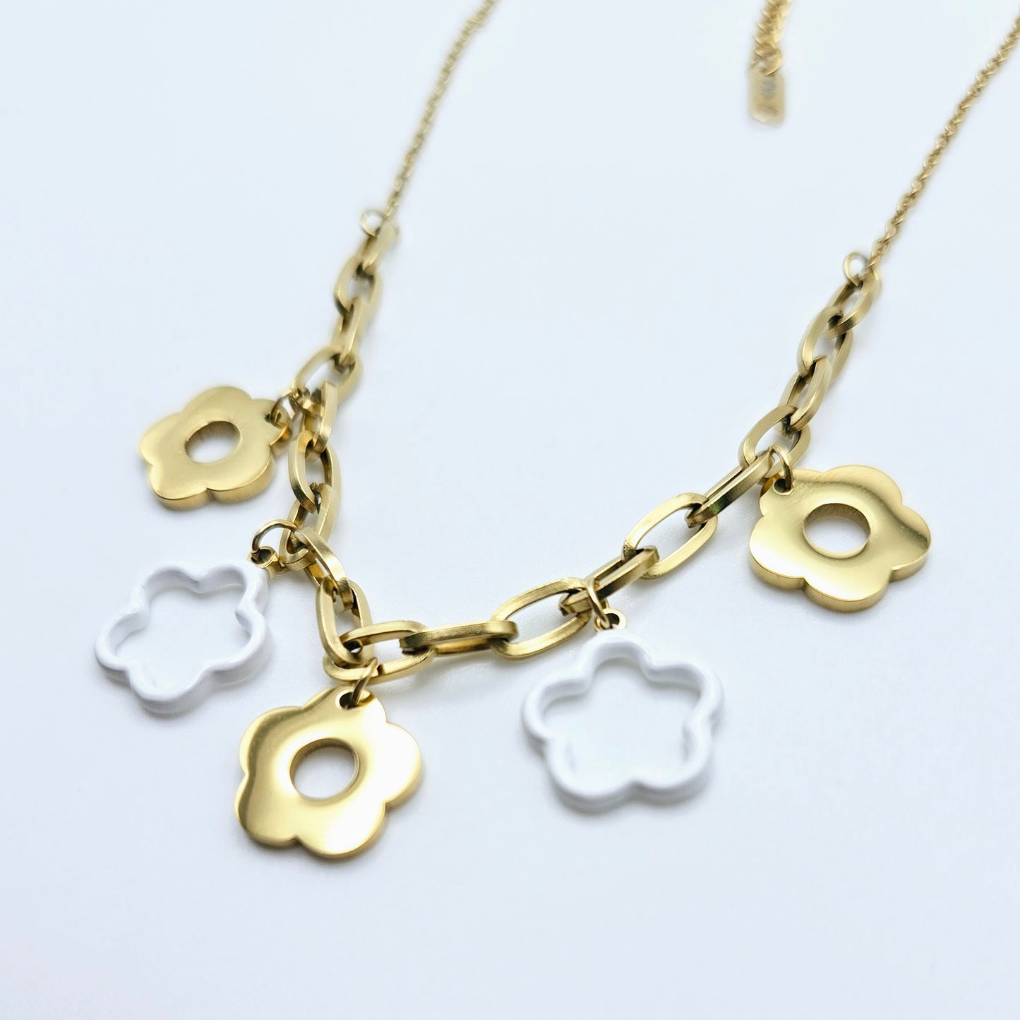 FLOWER POWER Necklace in Gold/White