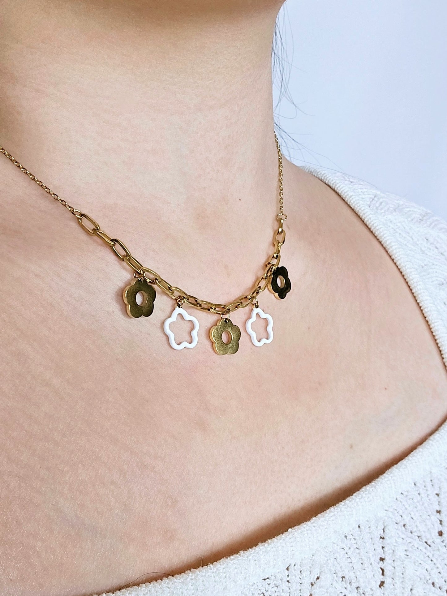 FLOWER POWER Necklace in Gold/White