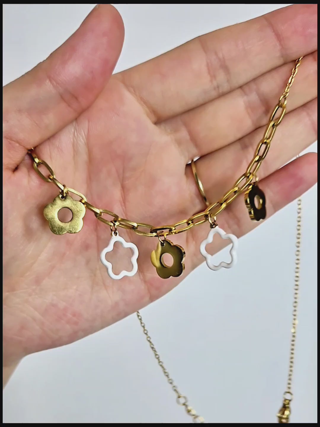 FLOWER POWER Necklace in Gold/White